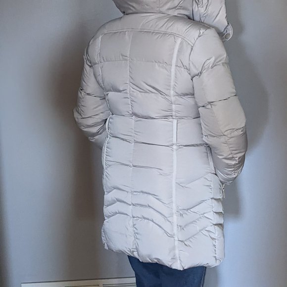 Woman's winter coat - Picture 1 of 3